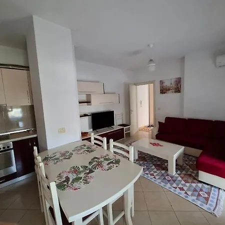 Isabel's With Balcony טיראנה