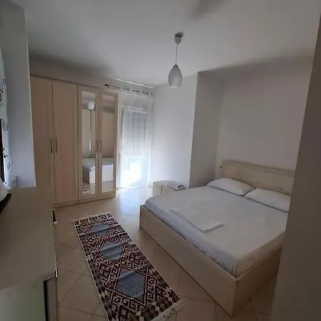 Isabel's With Balcony דירה טיראנה